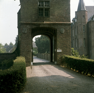119637 Gezicht op het poortgebouw van het slot Zuylen te Oud-Zuilen (gemeente Maarssen).